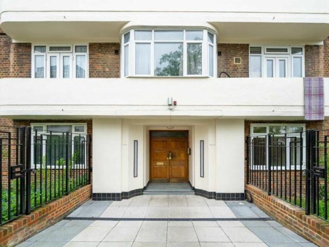 Flat for sale in Shepherd's Bush, Greater London
