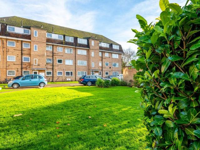 Flat for sale in New Malden, Greater London