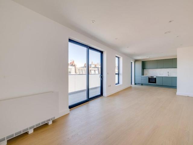 Flat for sale in West Kensington, Greater London