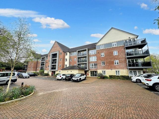 Flat for sale in Heaton Park, Bury