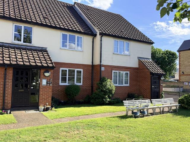 Flat for sale in Grays, Essex