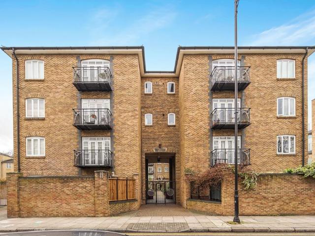 Flat for sale in Old Ford, Bow