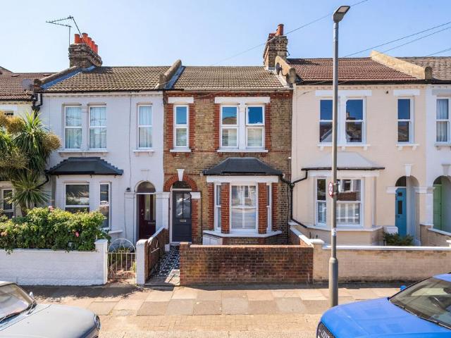 Flat for sale in Furzedown, Greater London