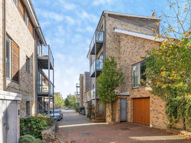 Flat for sale in Lynfield Court, Cambridge