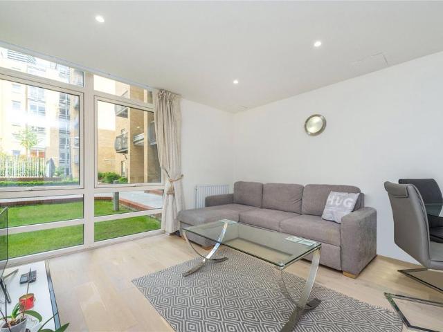 Flat for sale in Isle Of Dogs, Greater London