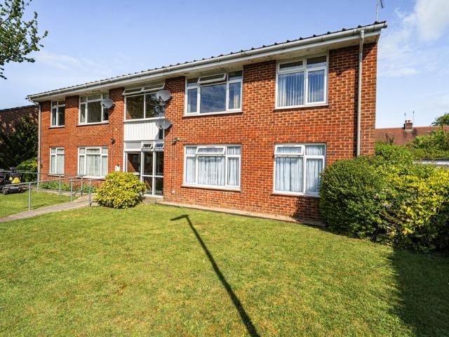Flat for sale in New Alresford, Hampshire
