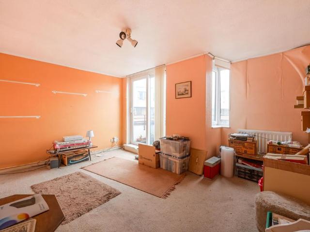Flat for sale in St. George in the East, Greater London