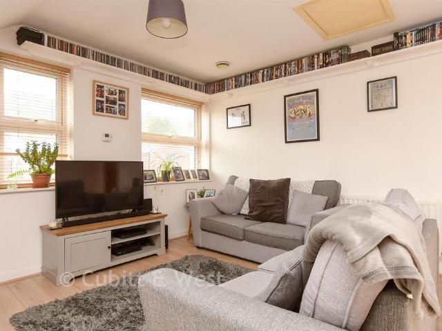 Flat for sale in Hillview, Surrey