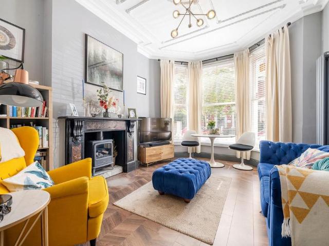 Flat for sale in Stockwell, Greater London