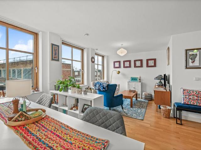 Flat for sale in Highbury, Greater London