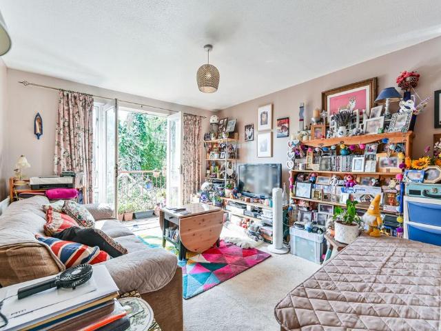 Flat for sale in Elm Village, Greater London