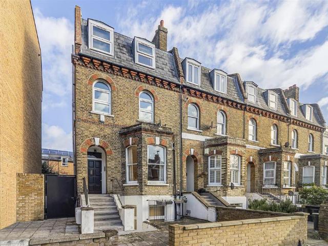 Flat for sale in Balham, Greater London