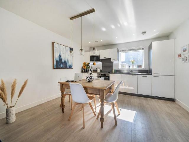 Flat for sale in London Borough of Lewisham, Ladywell