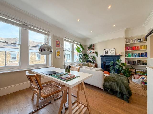 Flat for sale in London Borough of Richmond upon Thames, Greater London