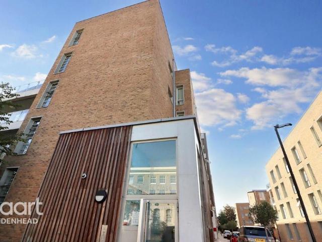 Flat for sale in Maidenhead