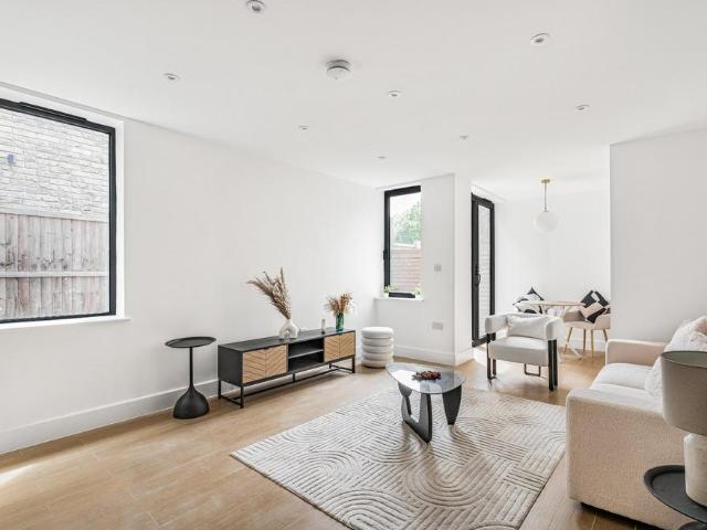 Flat for sale in London Borough of Merton, Collier's Wood
