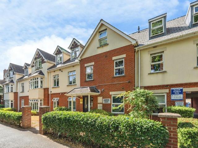 Flat for sale in Horsell, Woking