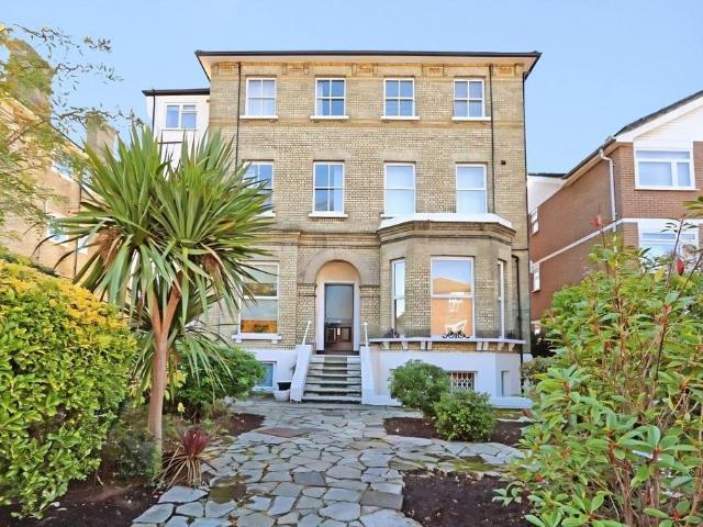 Flat for sale in Surbiton, Greater London