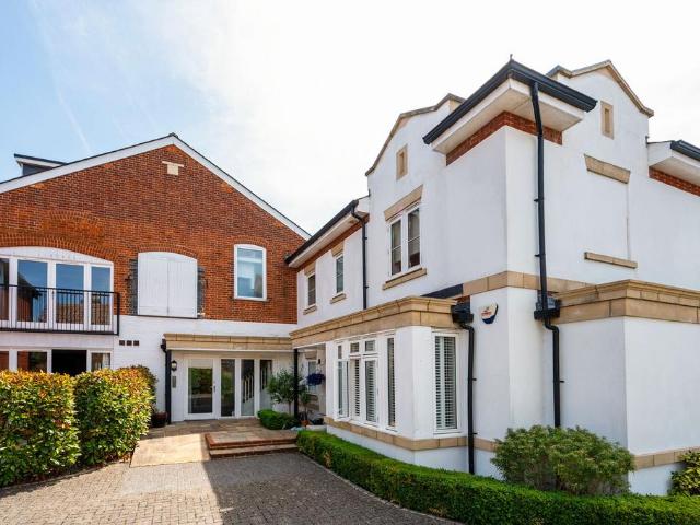 Flat for sale in Westborough, Surrey