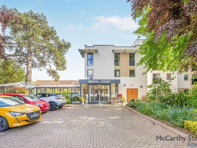 Flat for sale in Abbey End, Green Close