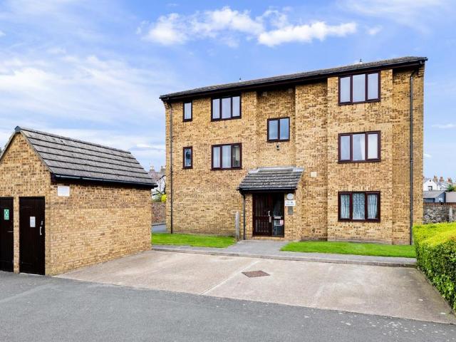 Flat for sale in Middle Deal, Ash