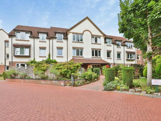 Flat for sale in Queens Park, Bournemouth