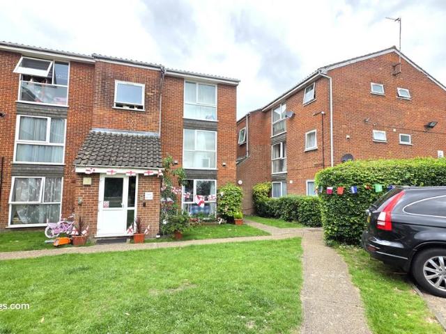 Flat for sale in East Barnet, Greater London