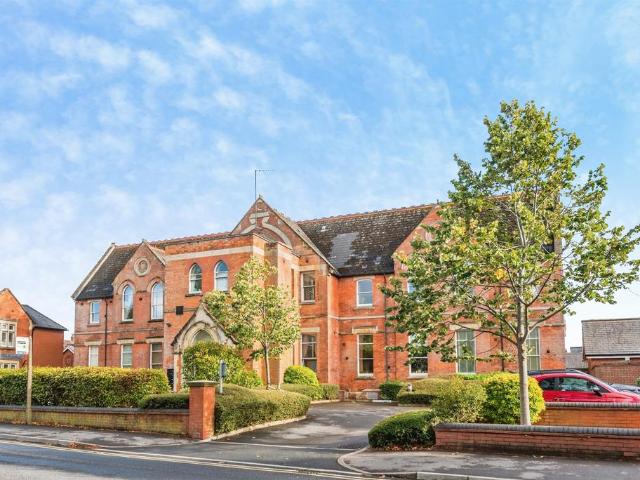 Flat for sale in Okus, Swindon