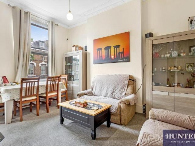 Flat for sale in Queen's Park, Greater London