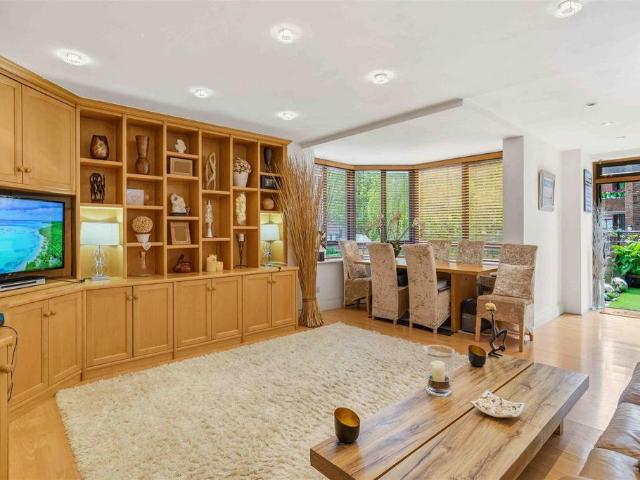 Flat for sale in Fulham, Greater London
