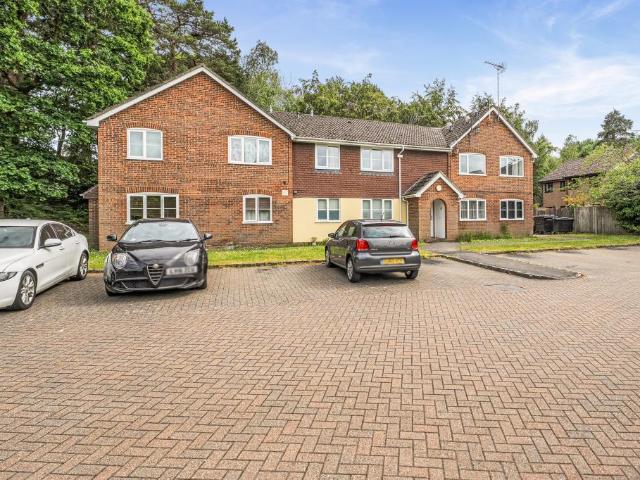Flat for sale in Heol-las, Surrey
