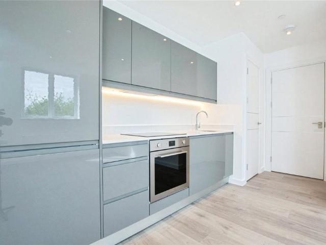 Flat for sale in Wallington, Greater London