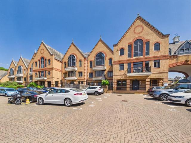 Flat for sale in Hillview, Surrey