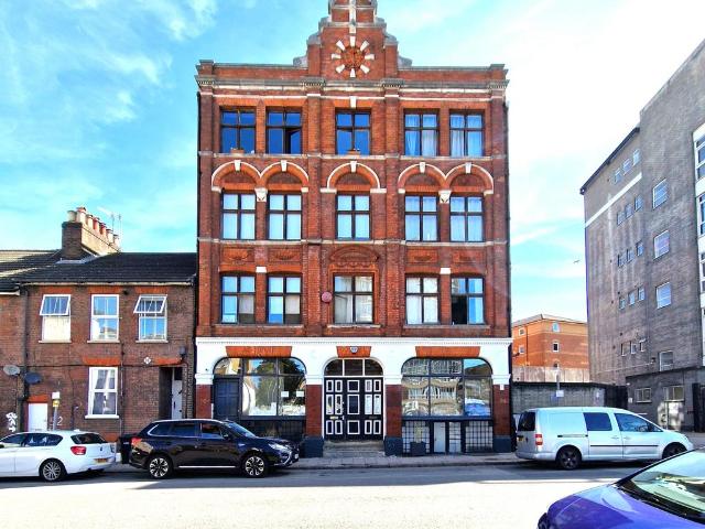 Flat for sale in Spring Park, Luton