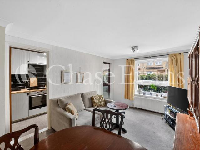 Flat for sale in Isle Of Dogs, Greater London