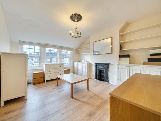 Flat for sale in Streatham, Greater London
