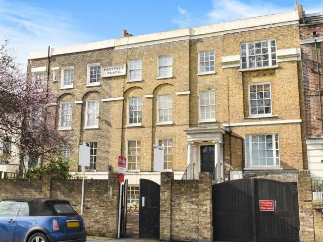 Flat for sale in East Dulwich, Greater London
