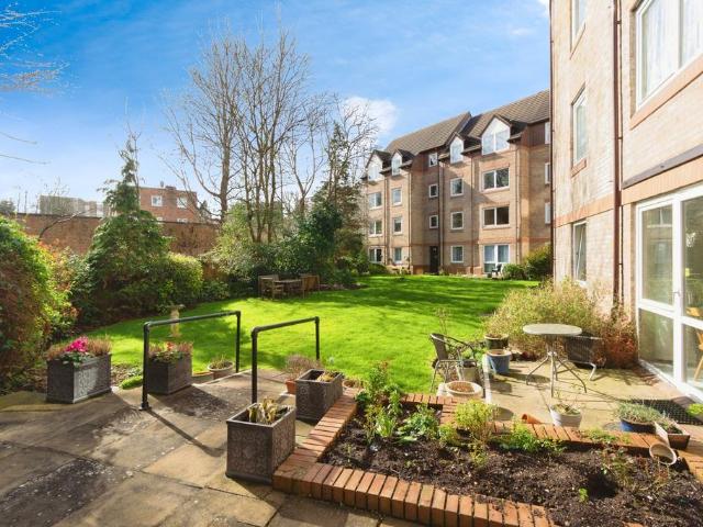 Flat for sale in Carshalton Beeches, Greater London