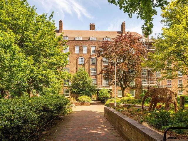 Flat for sale in Elephant and Castle, Greater London