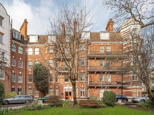 Flat for sale in Kilburn, Greater London