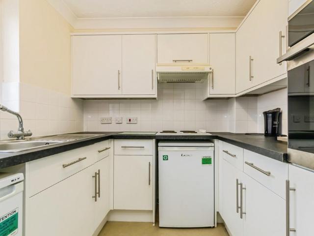 Flat for sale in Caterham on the Hill, Hillview