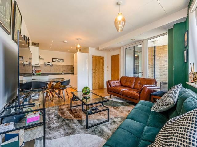 Flat for sale in Royal Borough of Greenwich, Greater London