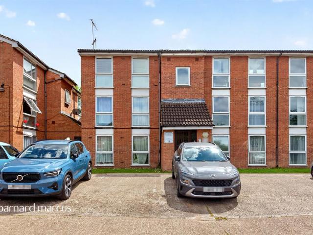 Flat for sale in Colney Hatch, Greater London