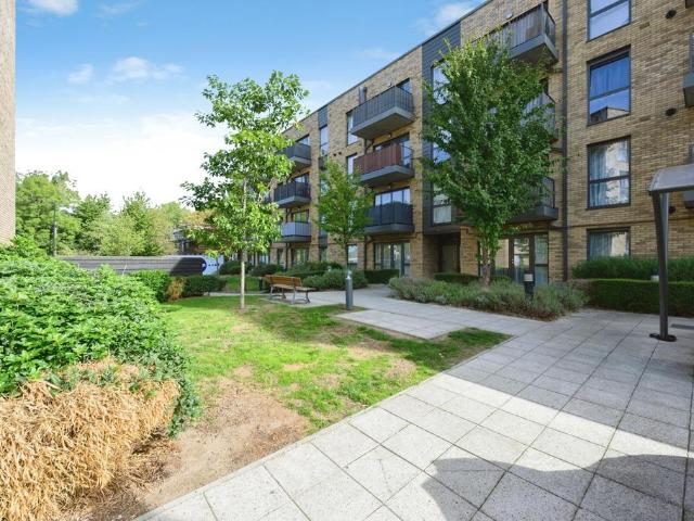 Flat for sale in London Borough of Croydon, Greater London