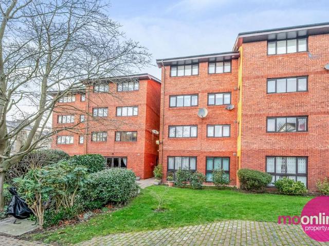 Flat for sale in Kilburn, Greater London