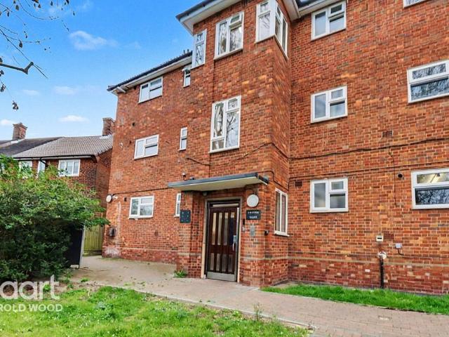 Flat for sale in Harold Wood, Greater London