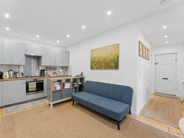 Flat for sale in Tulse Hill, Greater London