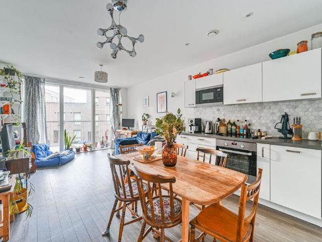 Flat for sale in London Borough of Lewisham, Ladywell