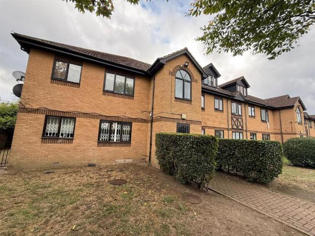 Flat for sale in Enfield Lock, Greater London