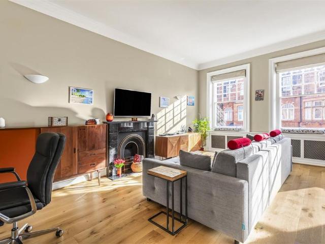 Flat for sale in Chelsea, Greater London